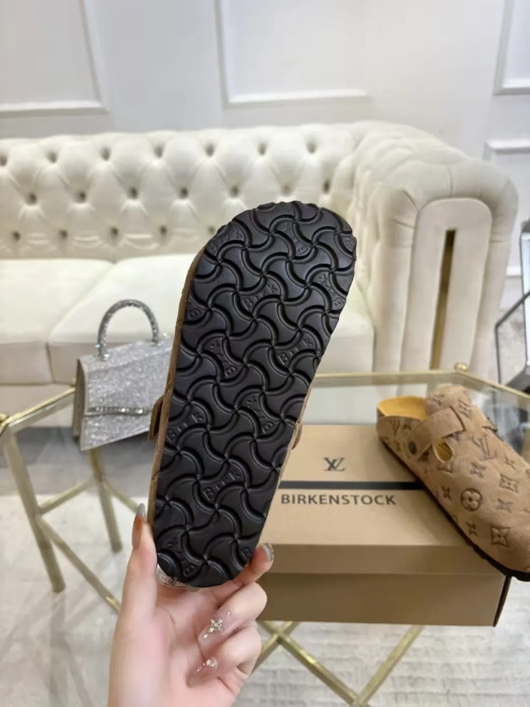 Women's p560 Men's p580 ✨ LV couple's toe-cap slippers | Full of high-end feel, you can walk with wind! ✨ This pair of LV classic toe-cap slippers is simply a "walking grass-planting machine"! Original three-dimensional embossed cowhide + cowhide fabric, the texture is high-end at first glance, and you will become a rich daughter/son in seconds ~💅 🌟 Why must you join TA? ✔️ Original embossed cowhide - clear texture but not cheap, classic presbyopia yyds ✔️ Belt buckle + metal logo - ecstatic control of details, exquisite to the heel! ✔️ Sheepskin lining + cushioned footbed - it feels like stepping on clouds ☁️, and you won’t feel tired when you go shopping~ ✔️ Non-slip rubber sole - walking is as stable as a mountain, and you are not afraid of slipping on rainy days!  👫 The best outfit for couples: Whether it’s shorts, T-shirts👕 or long skirts and suits👗, pairing these shoes with each other will immediately create a lazy and high-end atmosphere! Everyday outings/vacations, no matter what you shoot, it will look like a blockbuster📸🔥 The texture and foot feel that only the higher version can have, it is not a hit or a hit! Heartbeat is not as good as action. True love is true when both pairs are in pairs~💖 #LVcoupleslippers #高色综合 #好看不狠的 Feet #couples’ must-have